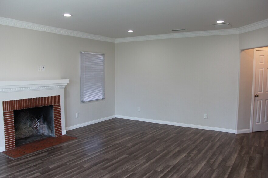 Building Photo - 2334 S Garth Ave