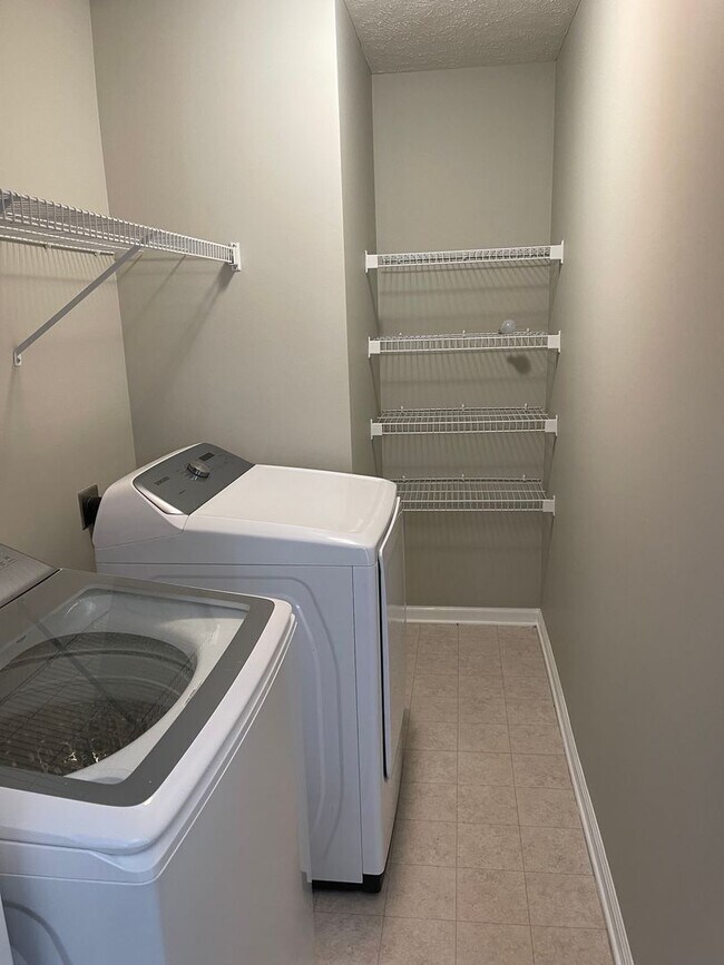 Building Photo - 617 Niagra Ln