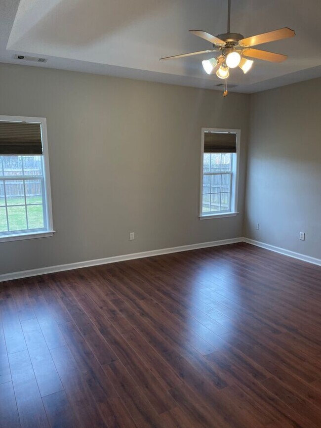 Building Photo - 4BR w/ Fenced Backyard + Garage in Lakeland