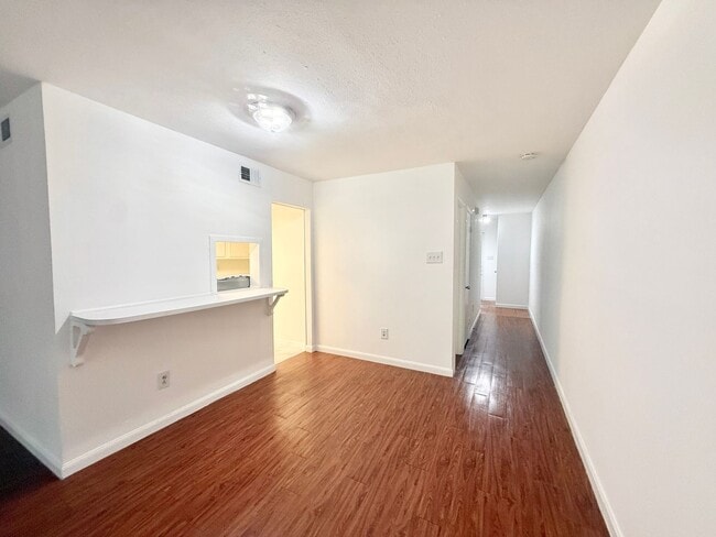 Building Photo - Modern 2/2.5/1 Townhome Across From The Me...