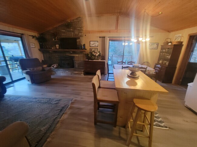 Building Photo - 260 Shuler Dr