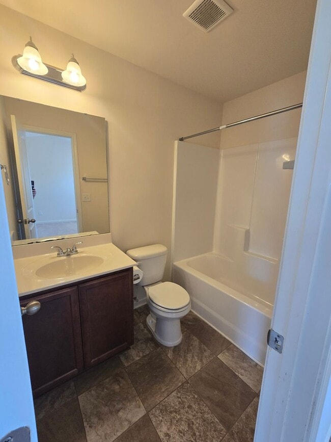 Building Photo - New Listing!