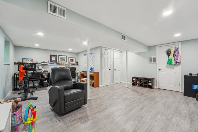 Building Photo - 44 Simsbury Manor Dr