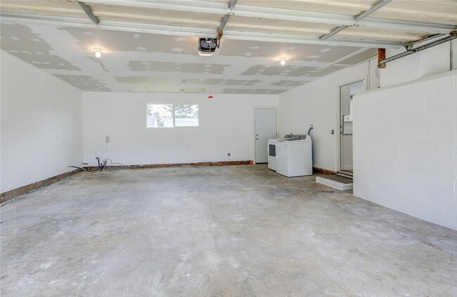 Building Photo - Like New Modern 3 BD, 2 BA Home with Garage