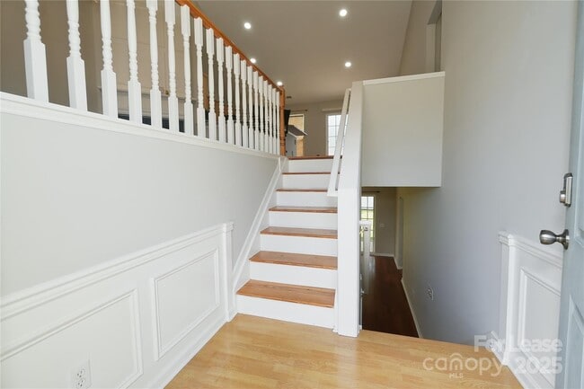 Building Photo - 6824 Southbrook Dr