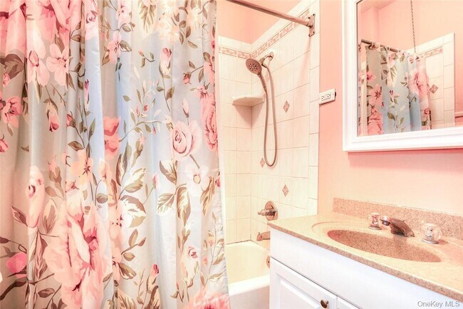 Building Photo - 25 Maple Ave