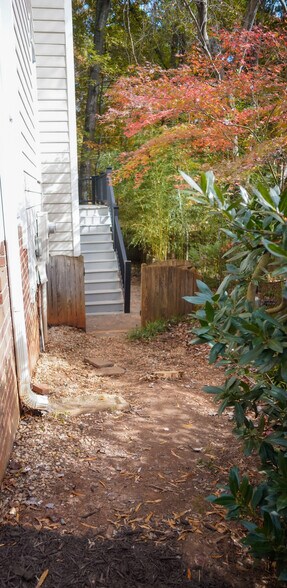 Building Photo - 3801 Lake Point Cir