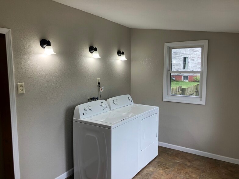 Large Laundry Room Off Kitchen - 827 S 1st St