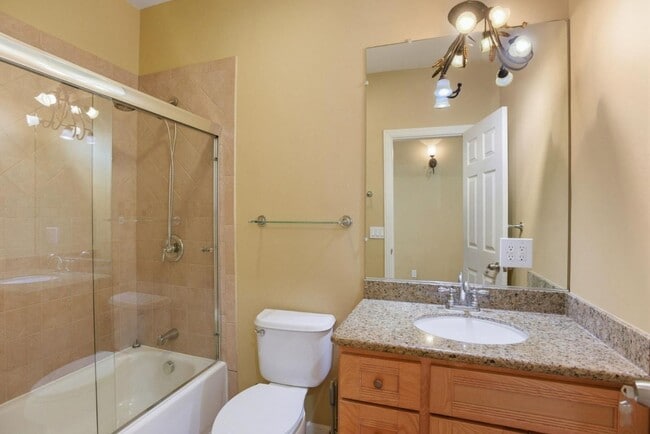 Building Photo - 659 Upton St