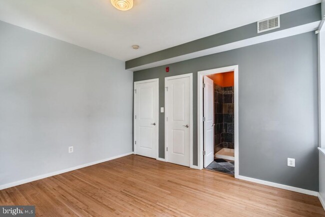 Building Photo - 5035 Walton Ave