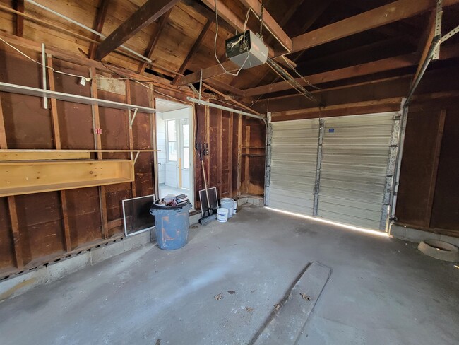 Building Photo - 812 Newman Ave