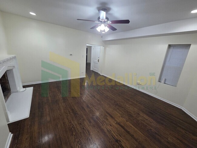 Building Photo - 9318 S Loomis St