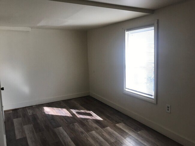 Building Photo - 4 Bedroom Single Family Home in Fairhaven