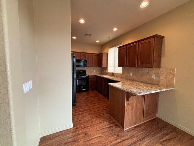 Building Photo - SPACIOUS HOME FOR RENT!