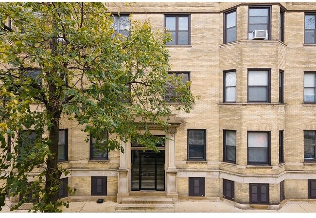 Building Photo - 917 W Waveland Ave
