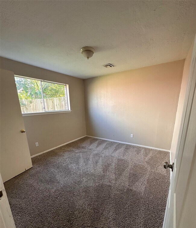Building Photo - 17210 Woodburn Dr