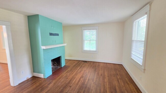 Building Photo - Charming Home in Del Ray