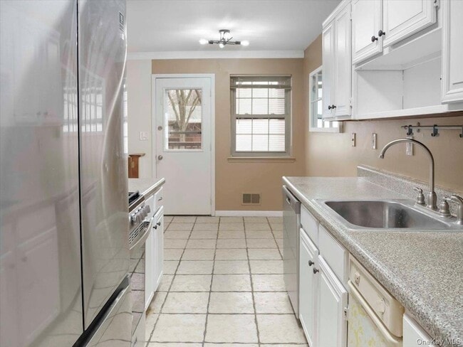 Building Photo - 430 Somerset Dr