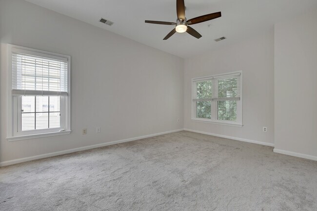 Building Photo - Top-Floor 3BD/3BA seconds to Downtown Crown!
