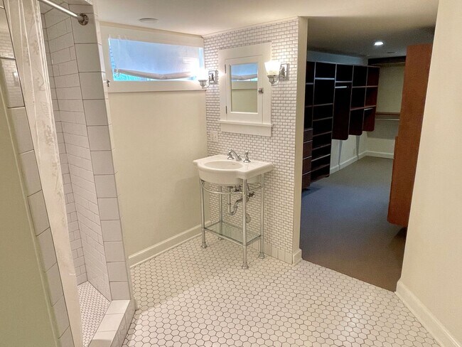 Building Photo - Classic 1922 Alameda Home with Beautiful A...