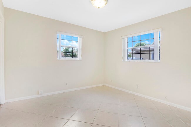 Building Photo - 527 W Jasmine Dr