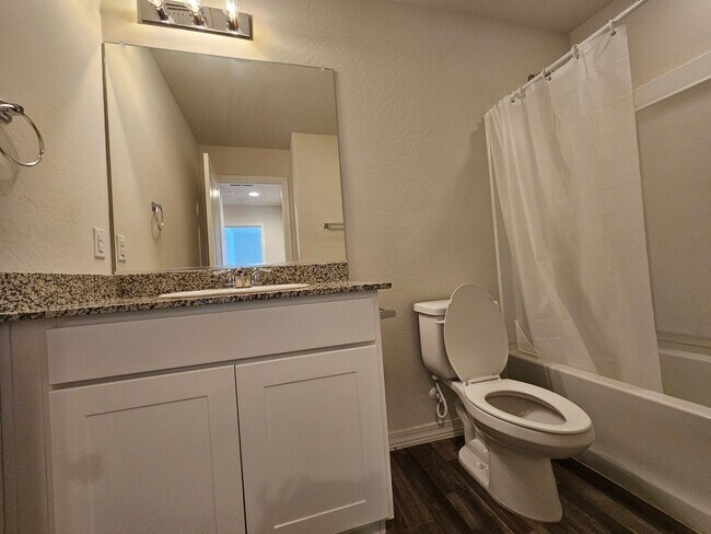 Building Photo - SHORT TERM /FREE RENT CALL FOR DETAILS