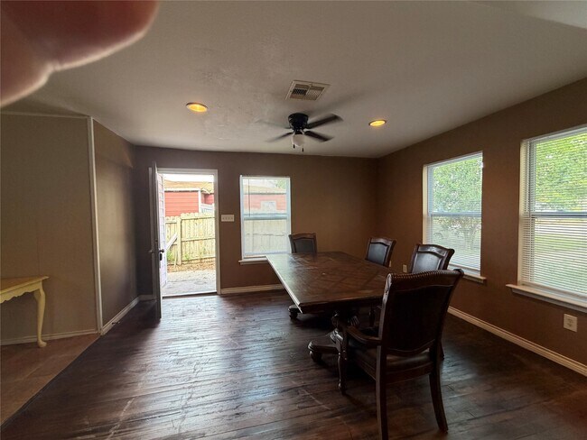 Building Photo - 303 Magnusson Ave