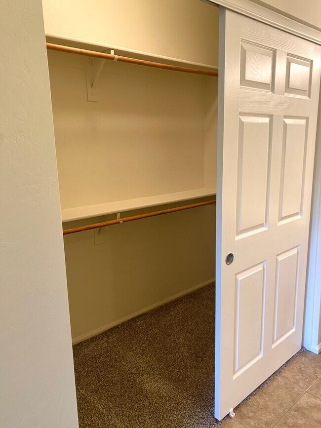 Building Photo - **BEAUTIFUL 3BEDROOM/2BATHROOM HOME LOCATE...