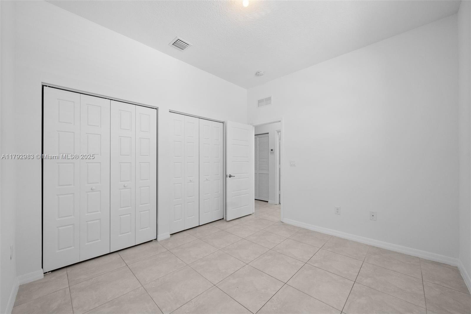 Building Photo - 830 NE 191st St