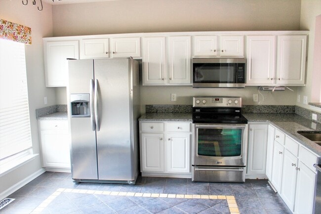 Building Photo - Great 2 Bedroom, 3 Floor Town Home with 1st Floor Bonus Room- Morrisville - Available July 15th!