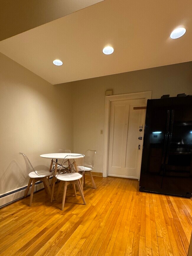 Building Photo - 7450 N Claremont Ave