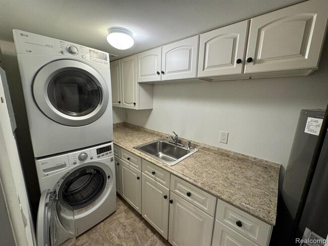 Building Photo - 18453 University Park Dr