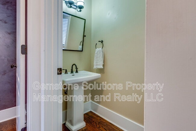 Building Photo - 210 38th Ave N