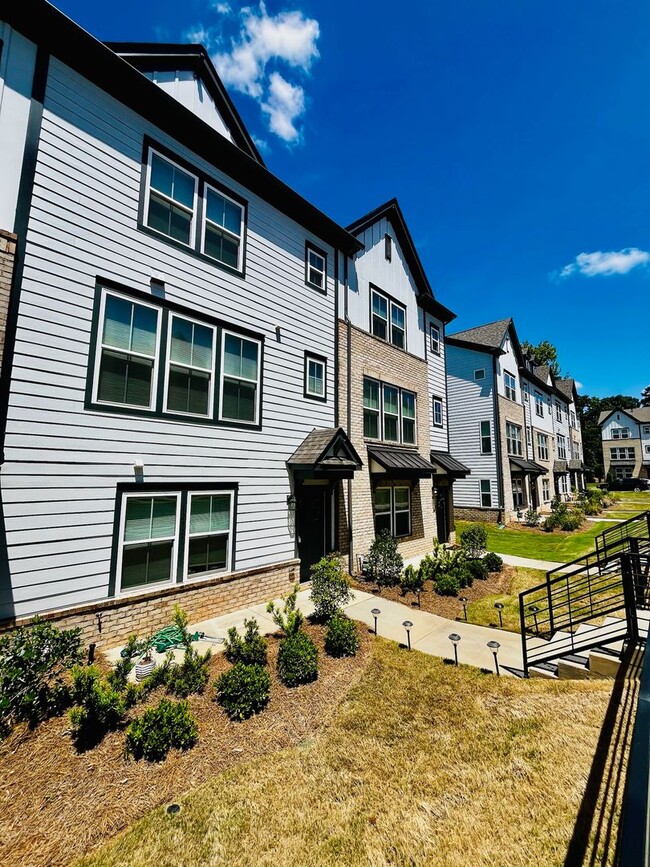 Building Photo - Beautiful 4BR Townhouse in Ballantyne