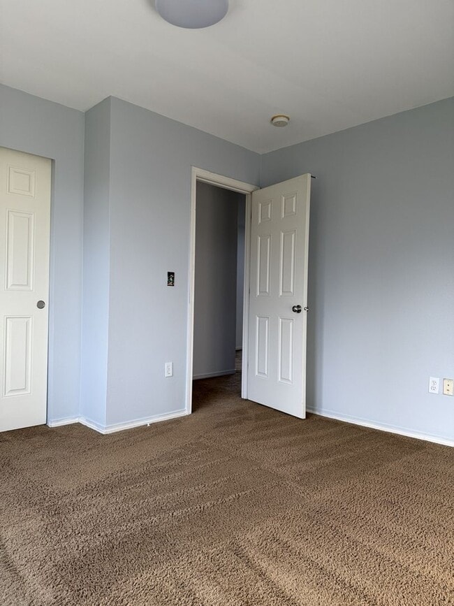 Building Photo - Spacious 3 Bed/2.5 Bath Federal Way Home.