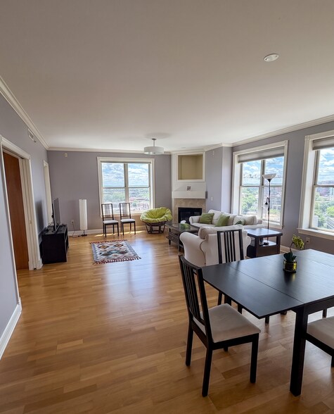 Living room - 360 W Washington Ave