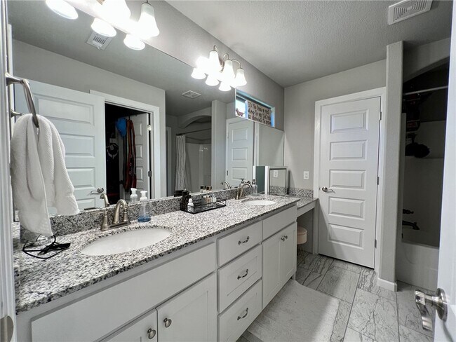 Building Photo - 4315 W Topeka Ave