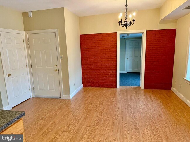 Building Photo - 101 King St