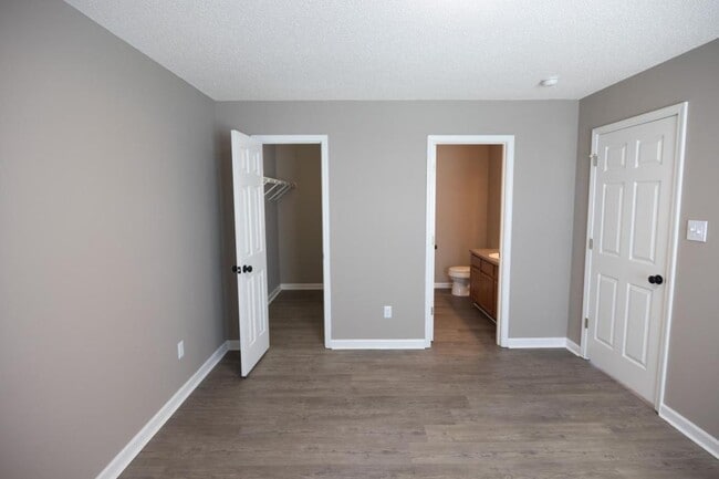 Building Photo - 130 Hawthorne Oaks Way