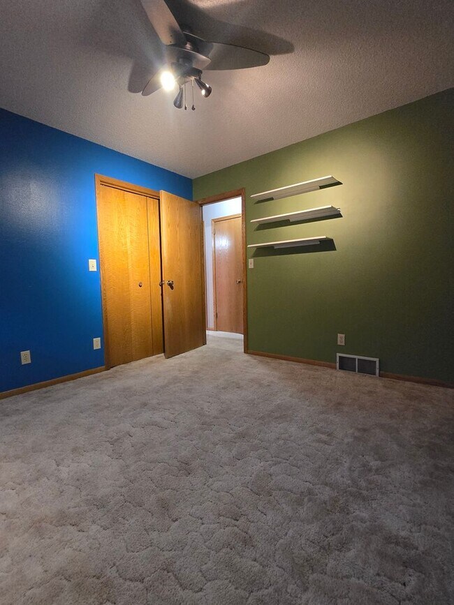 Building Photo - Spacious 3 Bedroom 2 Bath Home