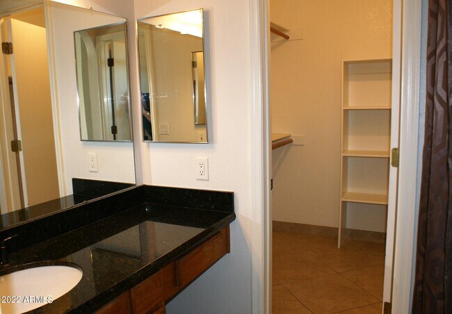 Building Photo - 4148 E Des Moines St