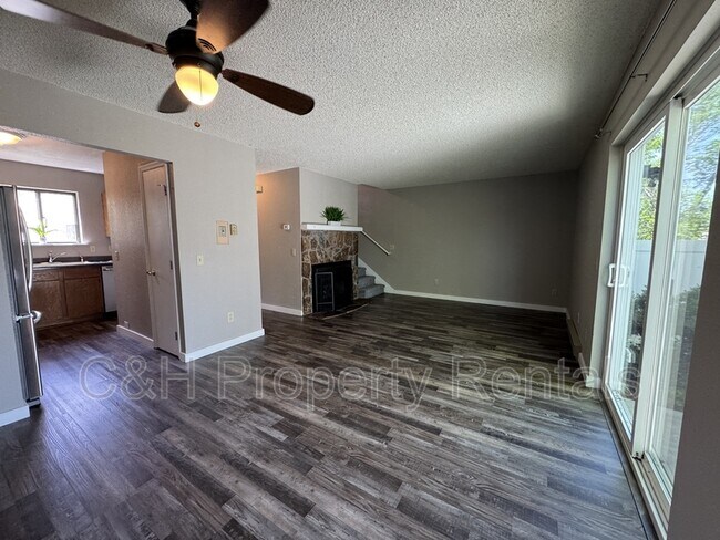 Building Photo - 3285 Canyon Dr