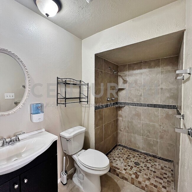 Building Photo - Charming 3/2/2 Nestled on Corner Cul-de-sac Lot in S. Grand Prairie For Rent!