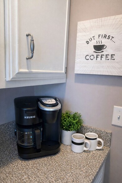 Building Photo - 11423-11425 5 Cedars Rd