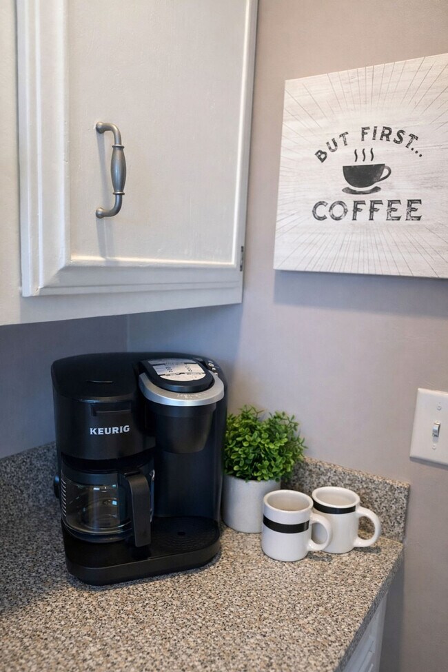 Building Photo - 11423-11425 5 Cedars Rd