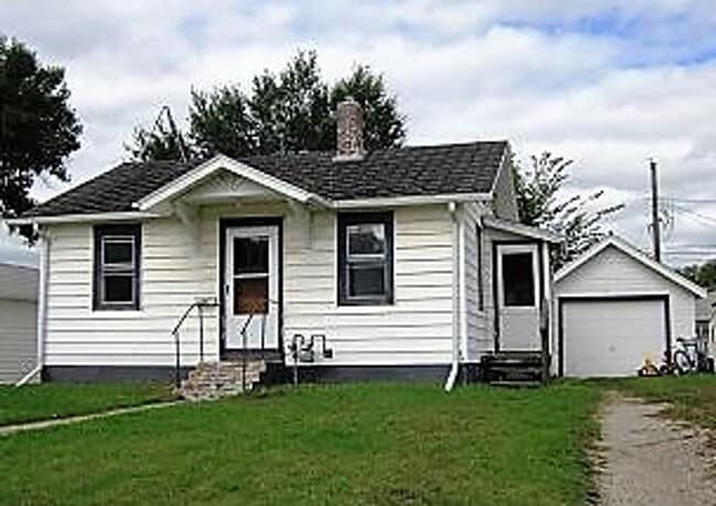 Primary Photo - Cozy updated 2 Bedroom Single family home.