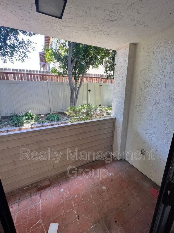 Building Photo - 1013 S Sunshine Ave