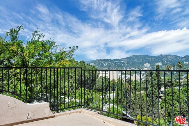 Building Photo - 1570 Sanborn Ave