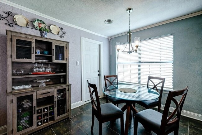 Building Photo - South-side 3 bed 1.5 bath