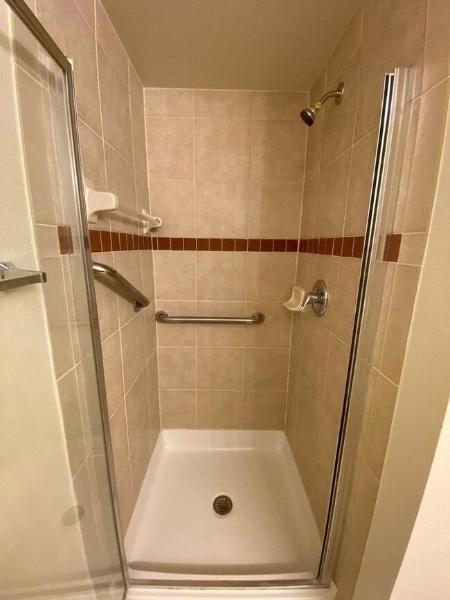 Building Photo - Spacious 2BR/2BA First-Floor Condo with Garage